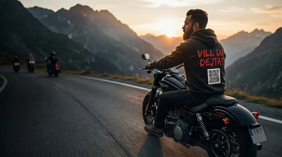 Biker på svart Harley i skymning med hoodie märkt Vill du dejta och en QR-kod på ryggen